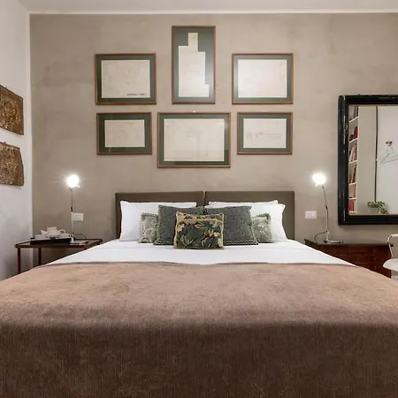 Luxurious Of The Antiquarian At Spanish Steps Apartment