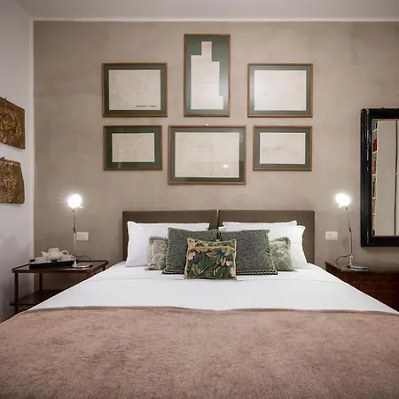 Luxurious Of The Antiquarian At Spanish Steps Apartment