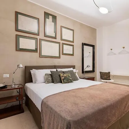 Luxurious Of The Antiquarian At Spanish Steps Apartment