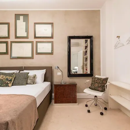 Luxurious Of The Antiquarian At Spanish Steps Apartment Rome