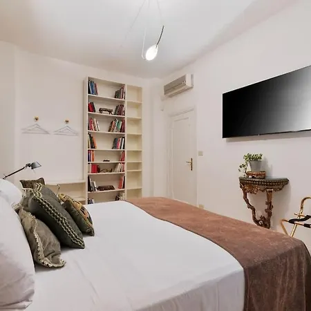 Luxurious Of The Antiquarian At Spanish Steps Apartment
